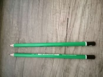 2 crayons de bois "HB"