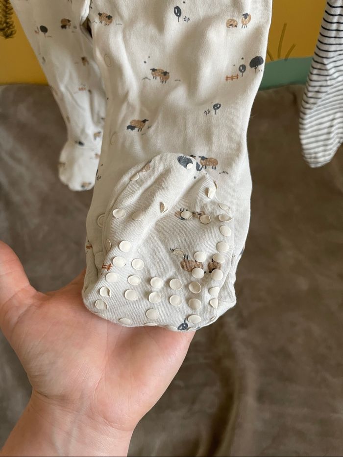 Lot de 2 pyjamas léger tachés - photo numéro 5
