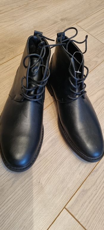 Bottines noires homme taille 42. Toutes neuves