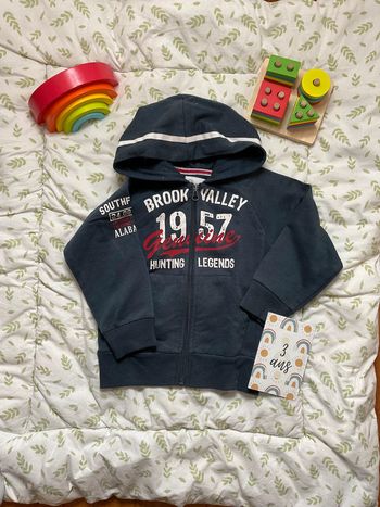 gilet à capuche bleu marine inscription devant 3 ans u collection