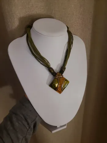 Collier vert kaki