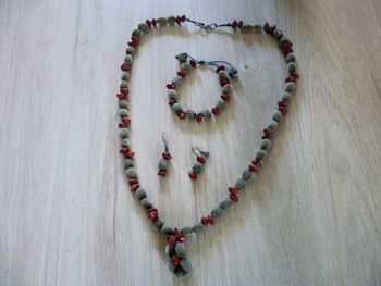 parure bijoux traditionnels en graines naturelles des Antilles bracelet collier boucles femme TBE