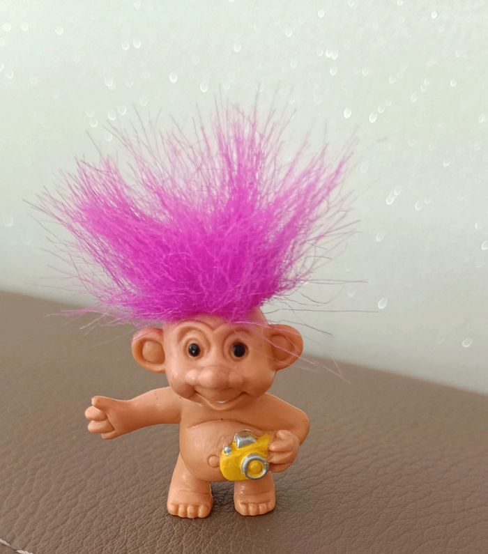Figurine troll avec appareil photo
