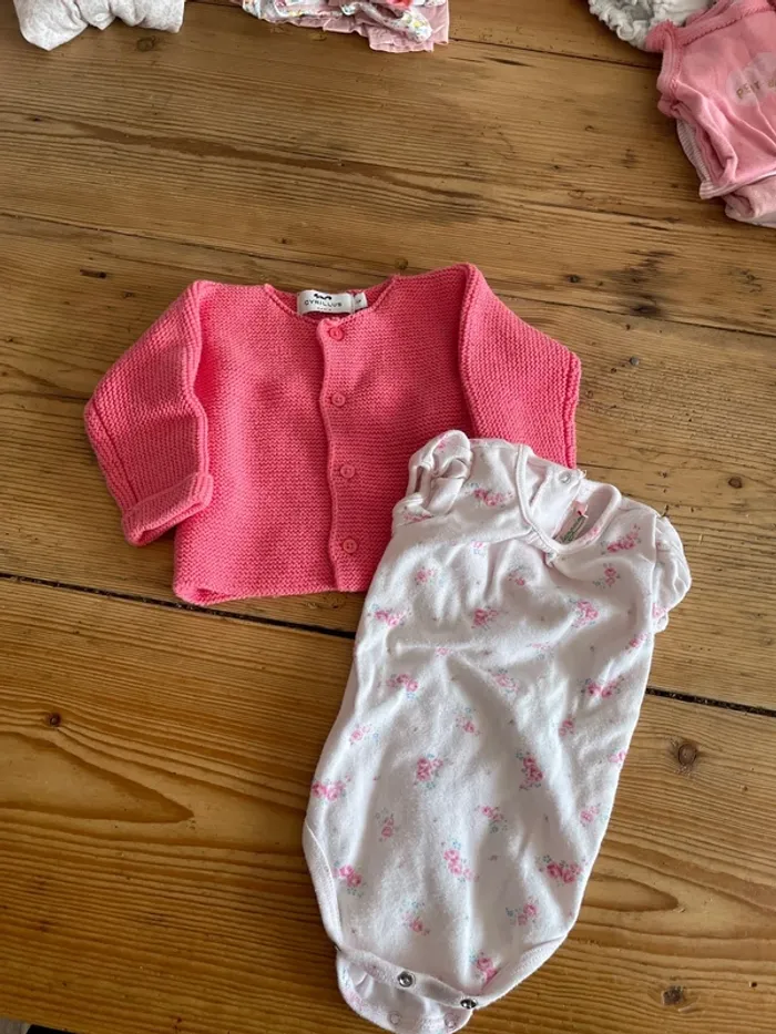 Lot 1 mois gilet et body
