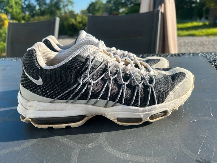 Air max blanche et bleu marine taille 42