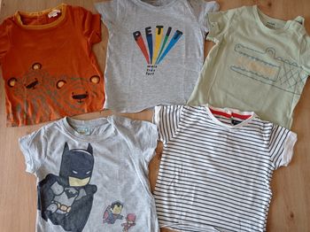 Lot t-shirts manches courtes taille 24 mois