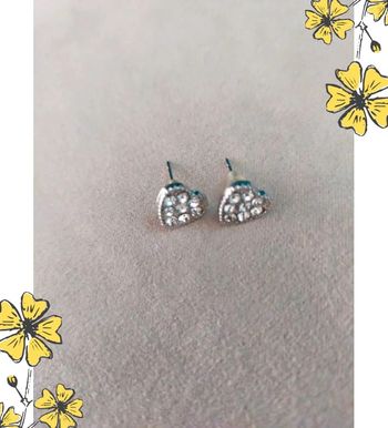 Clous d’oreilles coeur strass argenté – Brillants et discrets – Idée cadeau
