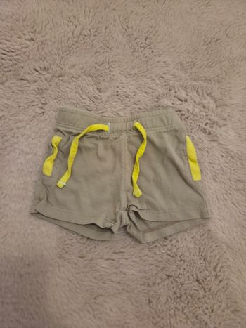Short bébé 3 mois kaki détails jaunes tres bon etat