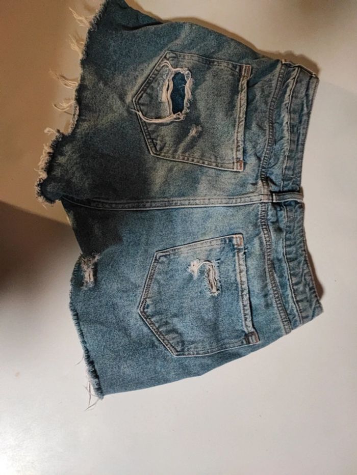 Short en jeans taille 40 excellent état - photo numéro 3