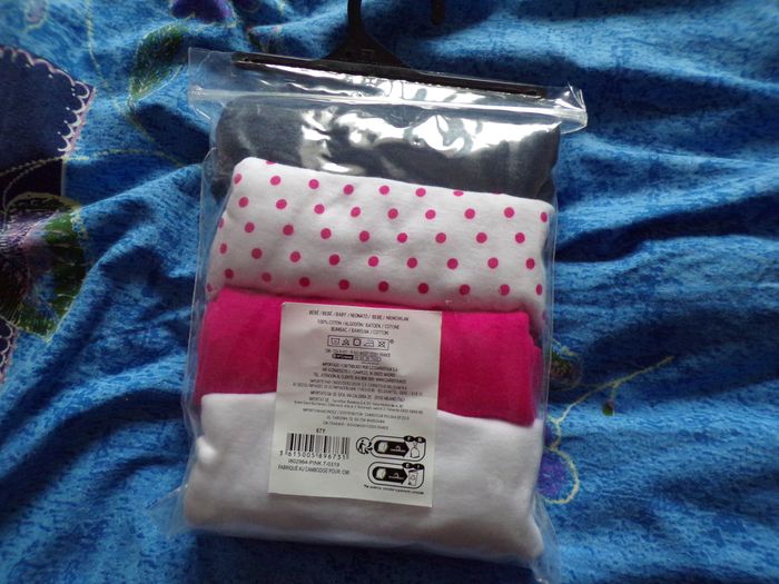 4 bodies 12 mois neufs - photo numéro 2