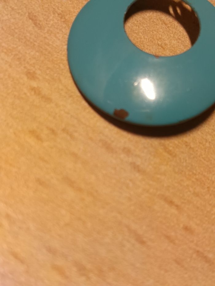 Boucles d'oreilles bleues rondes et percées en leur centre - photo numéro 3
