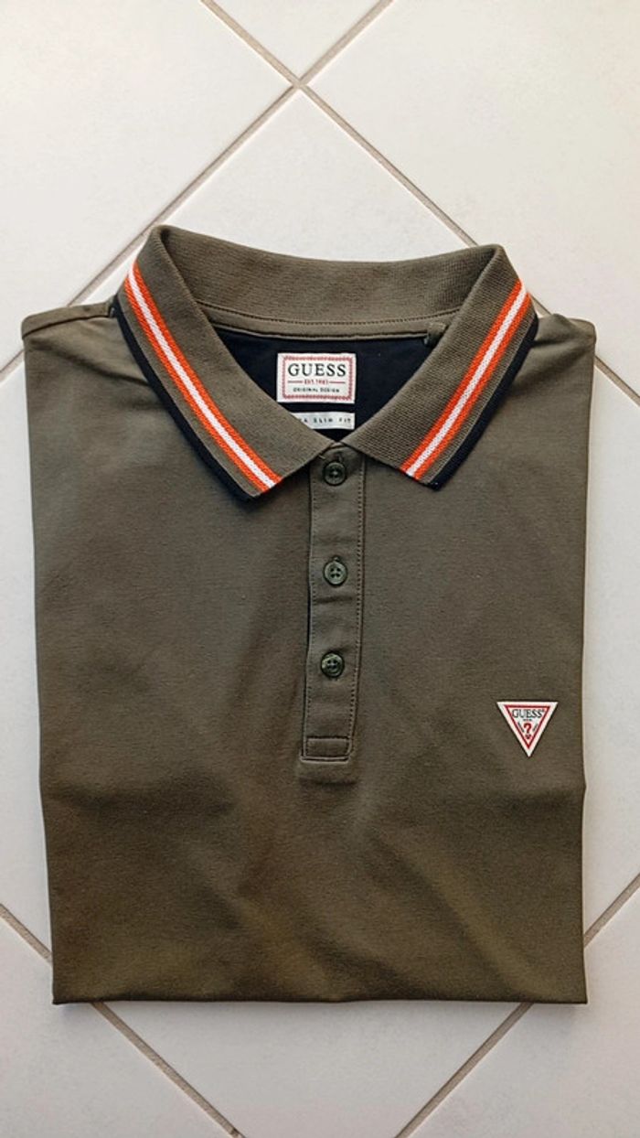 GUESS - beau polo - taille M | kaki et rayures orange au col et manches - photo numéro 2