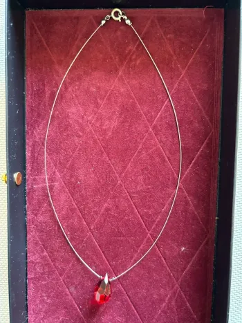 Collier fantaisie pendentif rouge