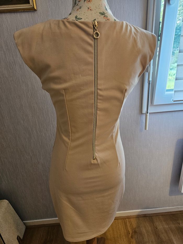 Robe beige avec broderie dorée - photo numéro 4
