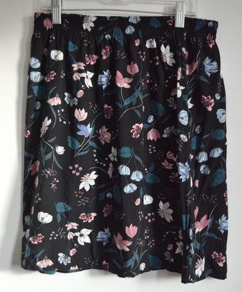 Jupe fleurie noire Yessica (C&A) – Taille S – Coupe fluide