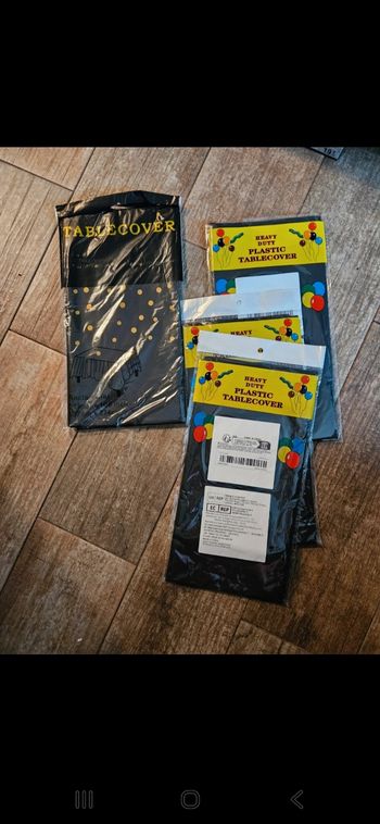 Lit de 4 nappes plastiques pour fête