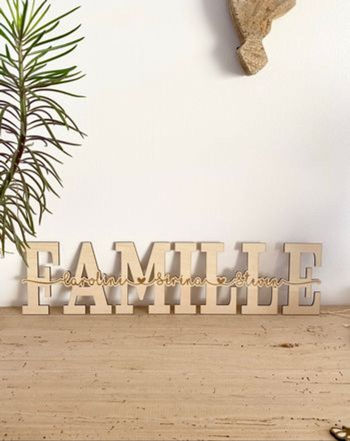 Mot famille en bois