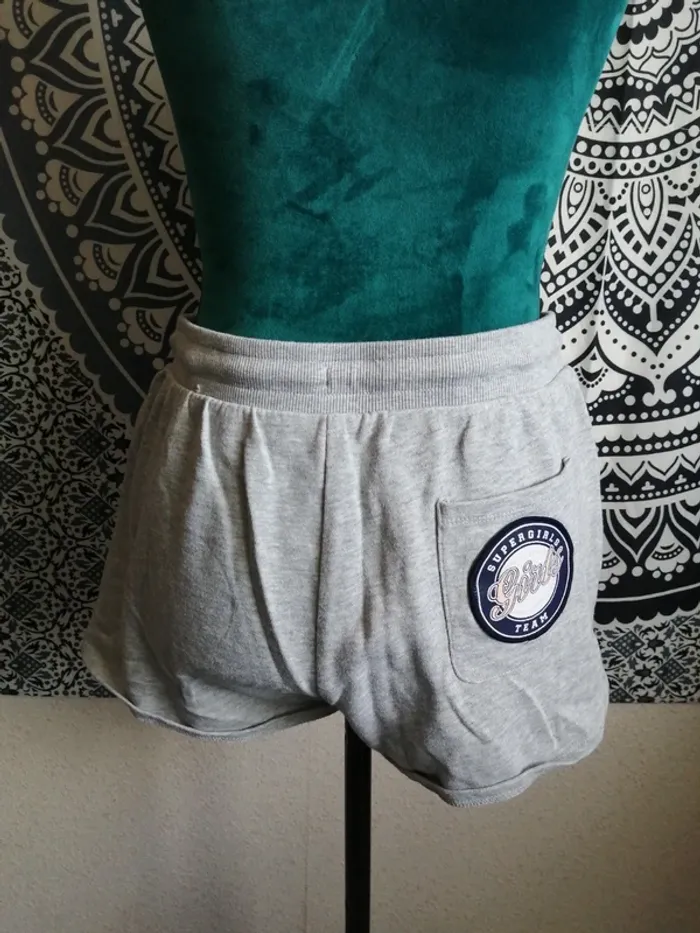 Short gris avec poche à l'arrière et écusson girls / undiz / (L) - photo numéro 4