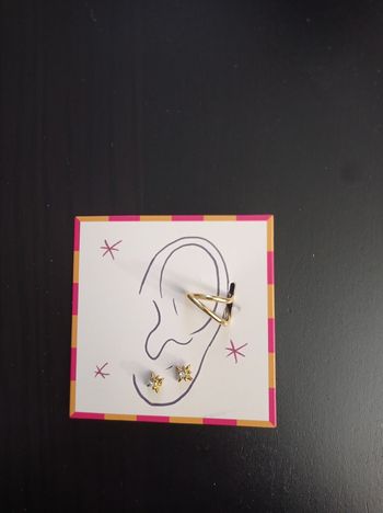 Bijoux d'oreilles dorées (puces + earcuff)