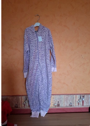 pyjama neuf 122/128 (7 ans)