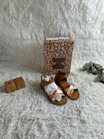 Paire de sandales Stones and Bones taille 25