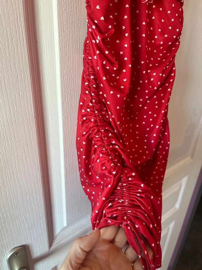 Robe rouge avec des cœurs - photo numéro 4