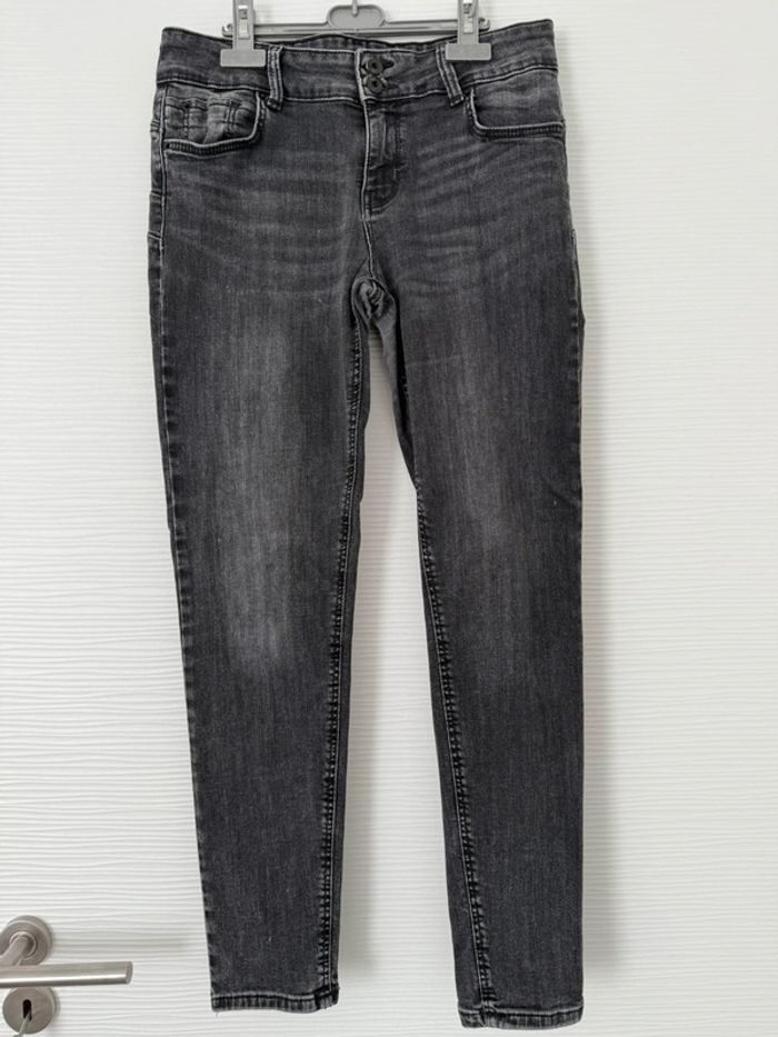Jean slim skinny noir délavé uni basique simple double boutons