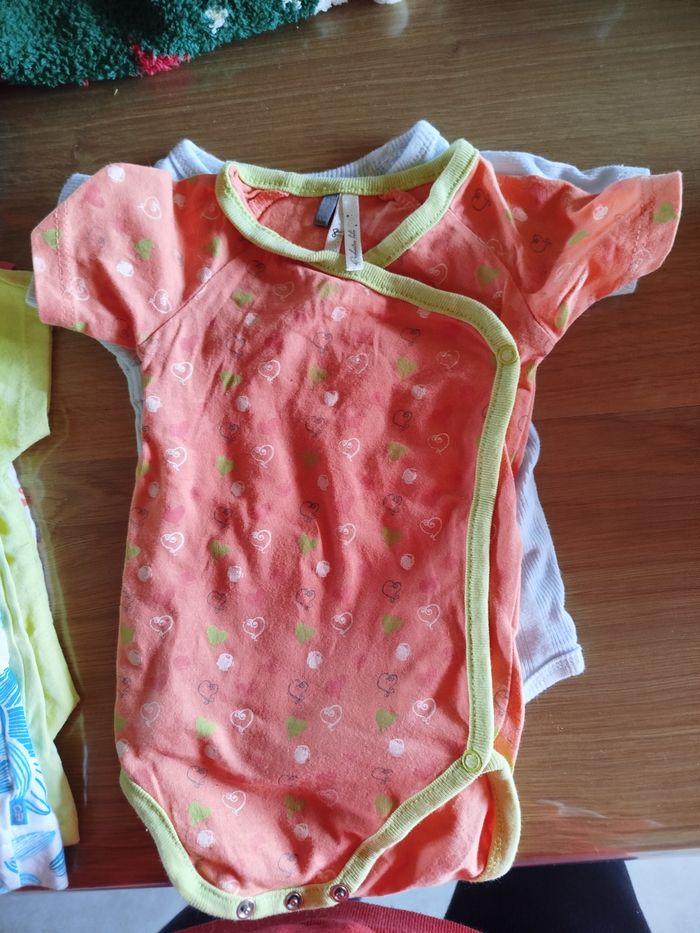 2 bodies taille 6 mois