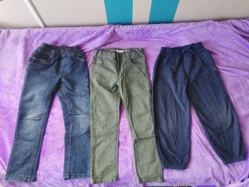 Lot 2 jeans et 1 bas de survêtement 7/8ans