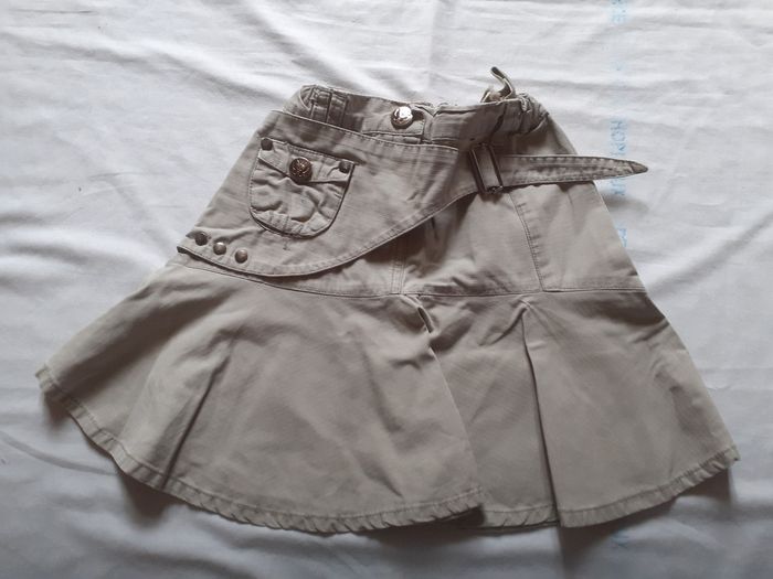 Jupe beige avec attache sur le côté