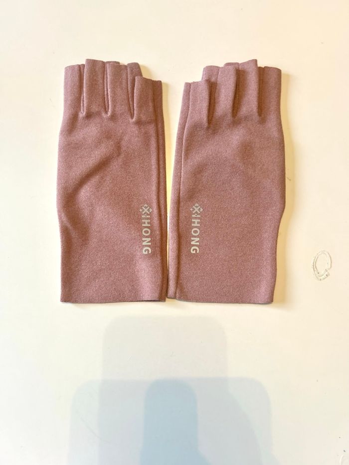 Jolies mitaines NEUVES pour femme  CHAUDES  de couleur rose - photo numéro 2