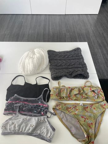 Lot 6 pièces avec brassière maillot de bain tour de cou et béret taille 10 ans