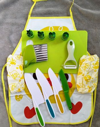 Kit cuisine enfant Montessori 14 Pcs – ustensiles sécurisés, couteaux, tablier, emporte-pièces