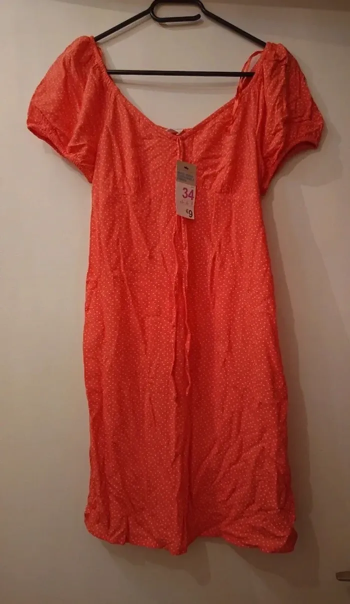 Robe légère été corail à pois blanc