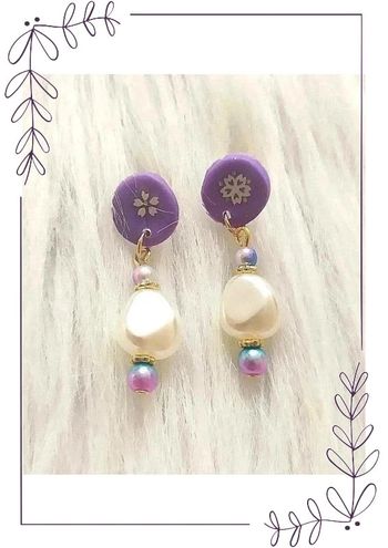 Boucles d'oreilles violettes avec perle blanche