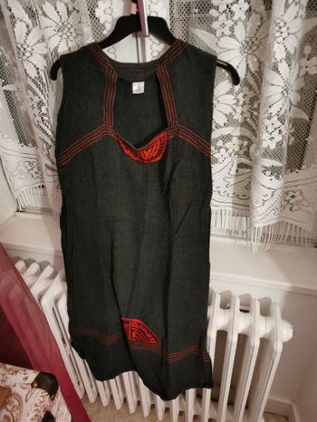 Ensemble pantalon et tunique noir,  broderie rouge