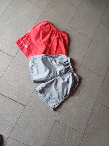 Lot 2 shorts avec poches zippees 13/14 ans