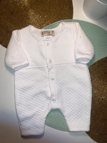 Combinaison naissance 0/3 mois excellent état presque jamais mise blanche