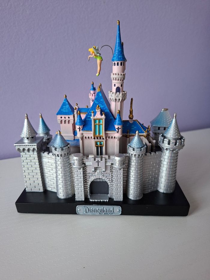 Figurine du Chateau de Disneyland Californie réalisée par Costa Alavezos.