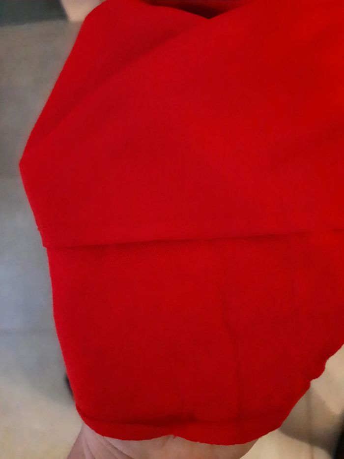 Robe rouge avec noeud - photo numéro 3