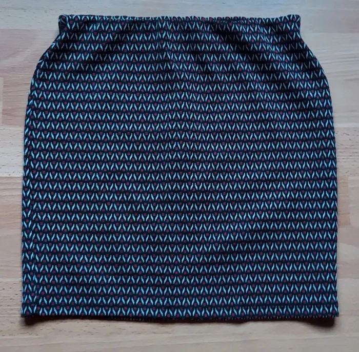 Jupe motifs à lignes rouge noire blanche
