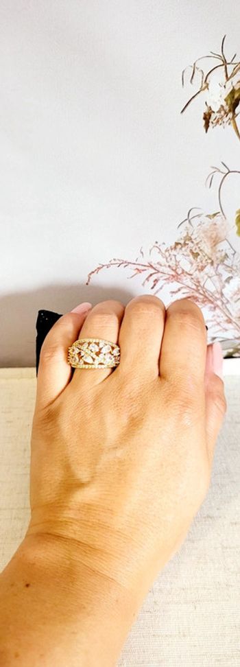 Bague dorée avec strass brillants
