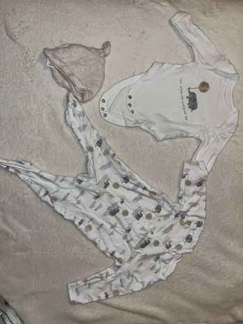 Lot pyjama, body et bonnet