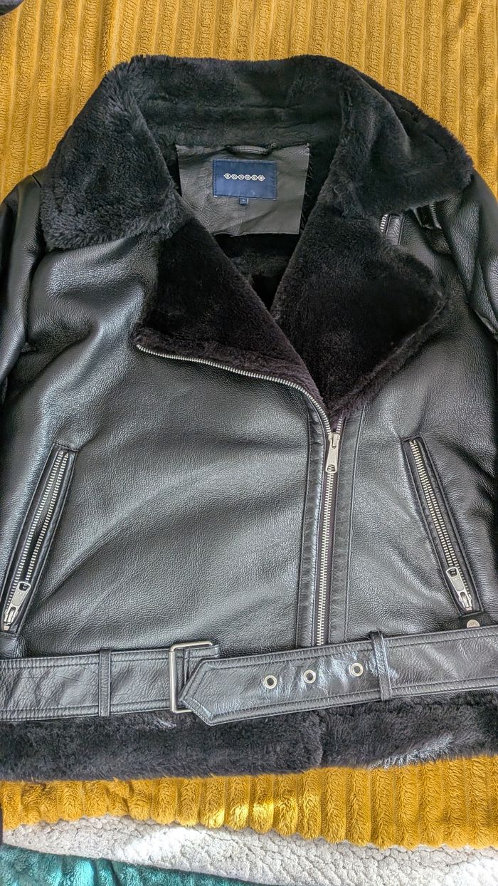 Veste en simili cuir et moumoute - photo numéro 3