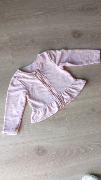 Gilet rose volanté. 18 mois.