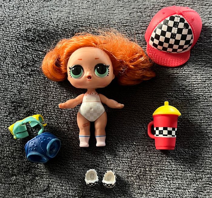Petite poupée Lol surprise + accessoires comme sur la photos ( 26 )