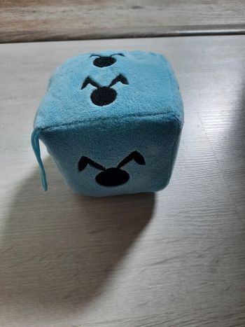 Dé bleu - oreilles lapins.
Marque Fun toys.