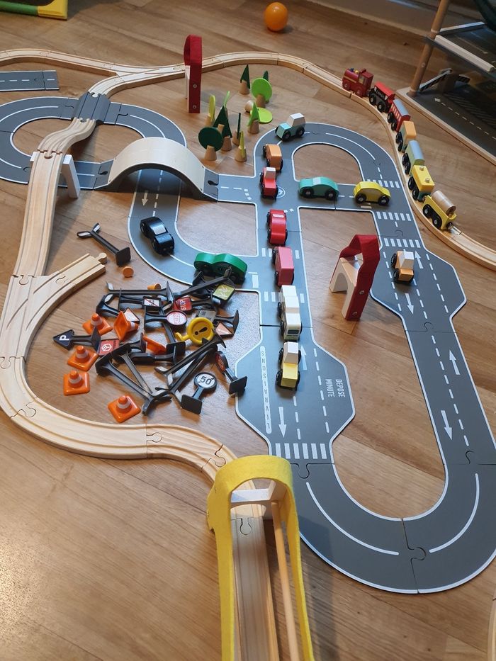 Garage avec circuit voiture et train en bois - photo numéro 6