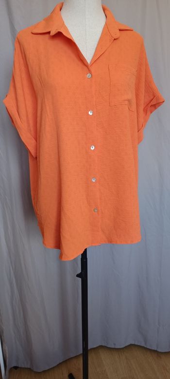 Très belle chemise manches courtes femme T 2