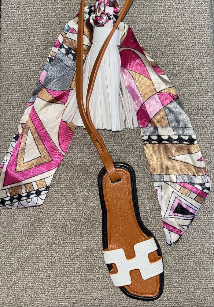 Porte clé avec charm claquette blanche et rose